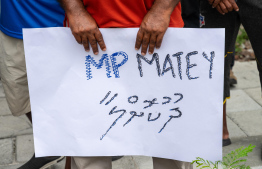 މަސްވެރިންގެ މުޒާހަރާގެ ތެރެއިން ހައްޔަރުކުރި މީހުންގެ ބަންދުގެ މުއްދަތު އިތުރުކުރުމަށް ކްރިމިނަލް ކޯޓު ކައިރިއަށް ހާޒިރުކުރި އިރު ކޯޓު ކައިރީ މުޒާހަރާކުރި މީހަކު، މެންބަރު މައުރޫޒް ޒާކިރް ދޫކޮށްލަން ގޮވާލައި އަޑު އުފުލަނީ. -- ފޮޓޯ: ފަޔާޒް މޫސާ / މިހާރު