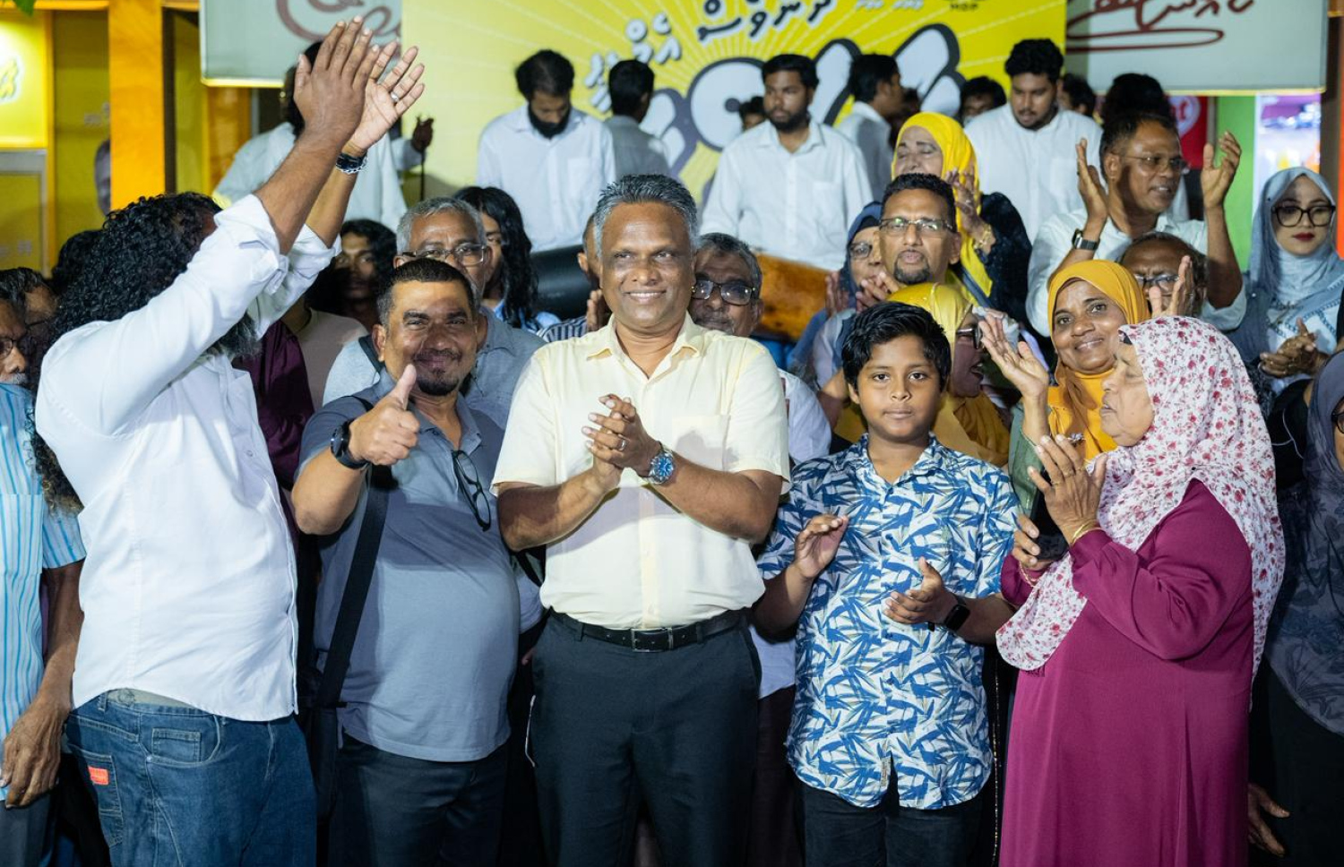 ވިލިމާލޭގައި މިރޭ ބޭއްވި އާދަމް އާޒިމްގެ ކެމްޕެއިން ޖަލްސާގައި ސަޕޯޓަރުންނާ އެކު.---ފޮޓޯ: ނިޝާން އަލީ| މިހާރު