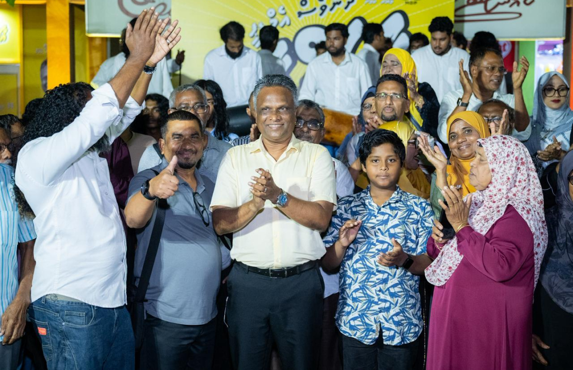 ވިލިމާލޭގައި މިރޭ ބޭއްވި އާދަމް އާޒިމްގެ ކެމްޕެއިން ޖަލްސާގައި ސަޕޯޓަރުންނާ އެކު.---ފޮޓޯ: ނިޝާން އަލީ| މިހާރު