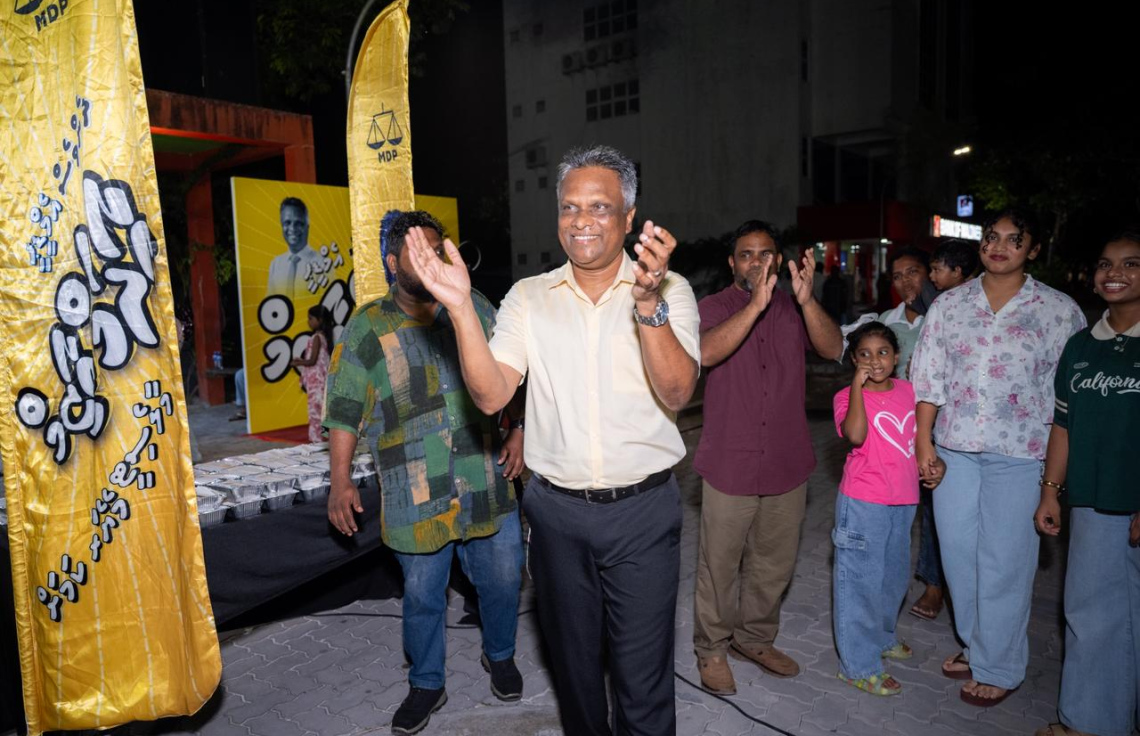 ވިލިމާލޭގައި މިރޭ ބޭއްވި އާދަމް އާޒިމްގެ ކެމްޕެއިން ޖަލްސާގައި ސަޕޯޓަރުންނާ އެކު.---ފޮޓޯ: ނިޝާން އަލީ| މިހާރު