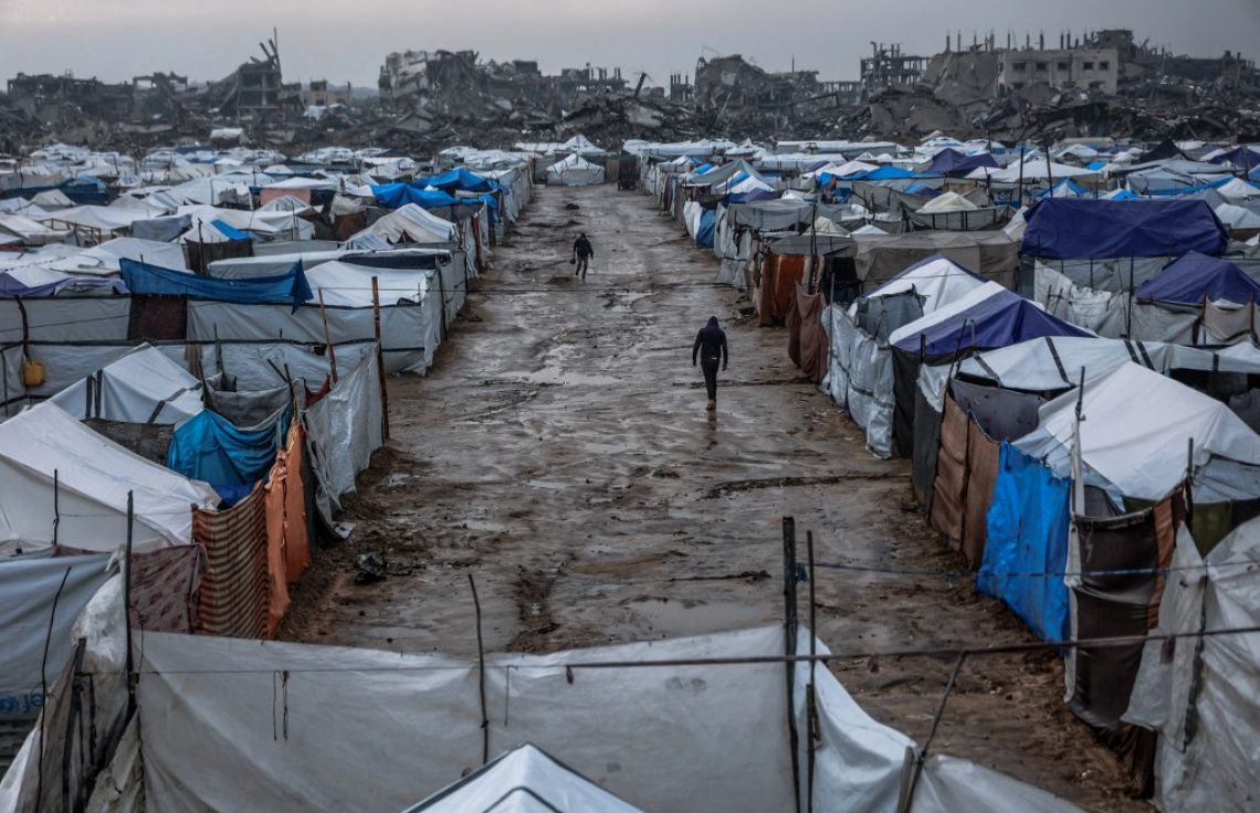 ޣައްޒާގައި ގެދޮރު ގެއްލިފައިވާ މީހުން އުޅޭ ޓެންޓުތަކުގެ ތެރޭގައި ފެން ބޮޑުވެފައި. -- ފޮޓޯ: އޭއެފްޕީ