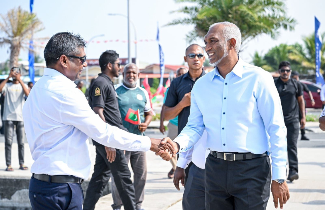 ދުވާފަރުގައި މަސްވެރިންނަށް އެސްޓީއޯ ރޭޓުގައި ތެޔޮ ވިއްކުމުގެ ހިދުމަތް ރައީސް މުއިއްޒު މިއަދު ފައްޓަވައި ދެއްވުމުގެ ރަސްމިއްޔާތުގައި އެ ކުންފުނީގެ އެމްޑީ ޝިމާދުއާ ސަލާން ކުރައްވަނީ.---ފޮޓޯ: އެސްޓީއޯ