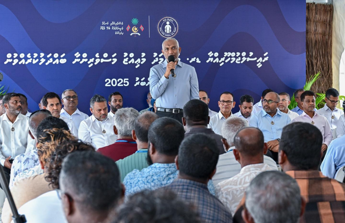 ދުވާފަރުގައި މިއަދު މަސްވެރިންނާ އެކު ބޭއްވެވި ބައްދަލުވުމުގައި ރައީސް މުއިއްޒު ވާހަކަފުޅު ދައްކަވަނީ.---ފޮޓޯ: ރައީސް އޮފީސް