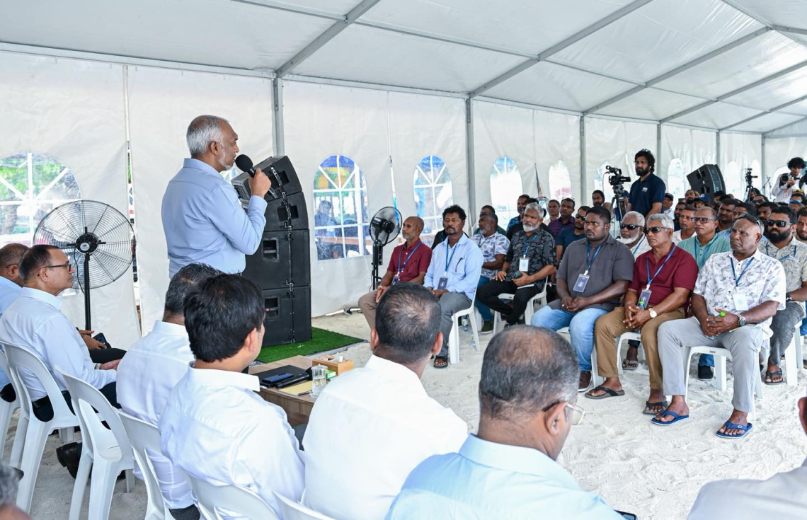 ދުވާފަރުގައި މިއަދު މަސްވެރިންނާ އެކު ބޭއްވެވި ބައްދަލުވުމުގައި ރައީސް މުއިއްޒު ވާހަކަފުޅު ދައްކަވަނީ.---ފޮޓޯ: ރައީސް އޮފީސް