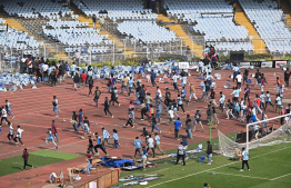 ސަޕޯޓަރުން ދަނޑަށް އަރައި ހަމަނުޖެހުން ހިންގަނީ. -- ފޮޓޯ: އޭއެފްޕީ