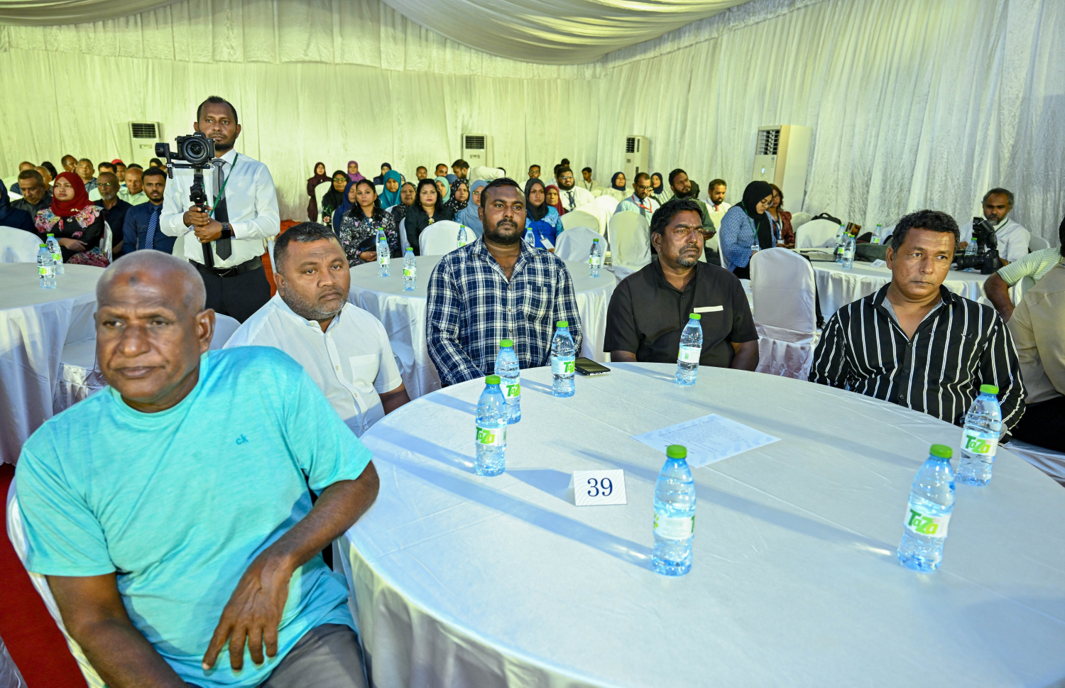 މަސްވެރިންގެ ދުވަަސް ފާހަގަކުރުމަށް ރޭ ބޭއްވި ޖަލްސާގައި ބައިވެރިވި ބައެއް މަސްވެރިން.---ފޮޓޯ: ރައީސް އޮފީސް