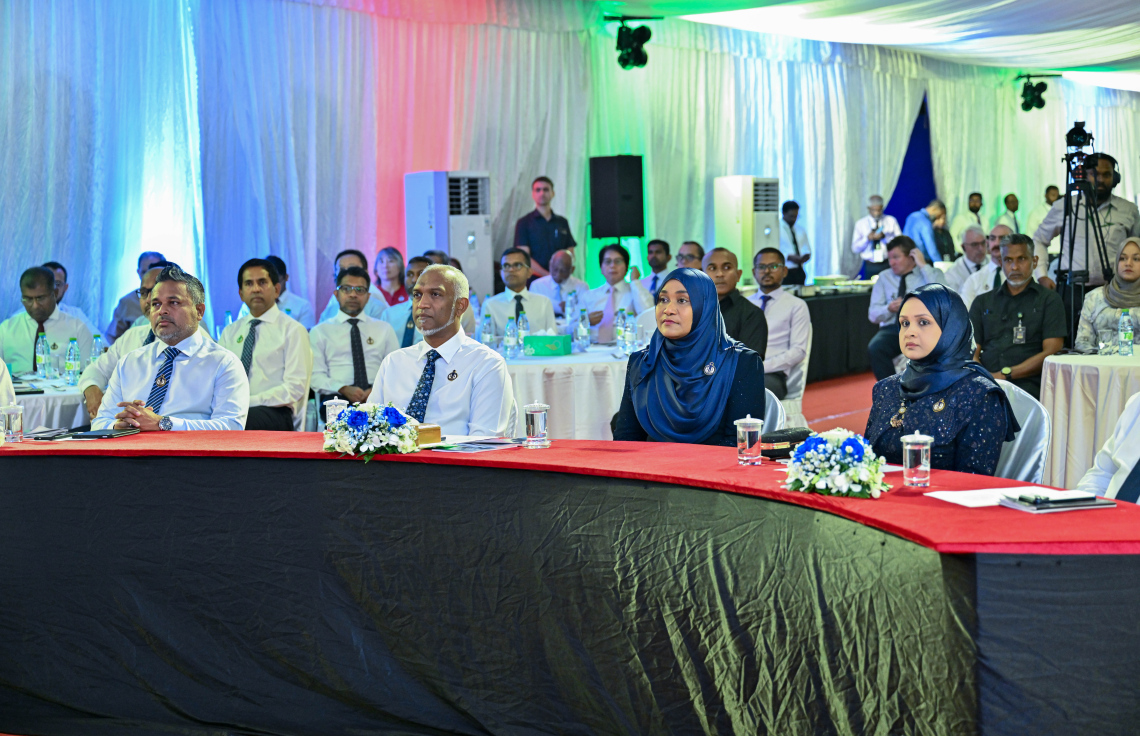 ރ. ދުވާފަރުގައި ރޭ ބޭއްވި މި އަހަރުގެ މަސްވެރިންގެ ދުވަހުގެ ރަސްމީ ޖަލްސާގައި ރައީސް ޑރ. މުހައްމަދު މުއިއްޒުގެ ދެކަނބަލުން ބައިވެރިވެވަޑައިގަންނަވަނީ.-- ފޮޓޯ: ރައީސް އޮފީސް