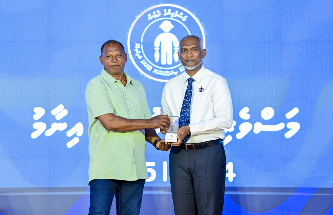 މަސްވެރިންގެ ދުވަސް ފާހަގަކުރަން ދުވާފަރުގައި ރޭ ބޭއްވި ޖަލްސާގައި މަސްވެރިއަކަށް ރައީސް މުއިއްޒު އިނާމު ދެއްވަނީ.---ފޮޓޯ: ރައީސް އޮފީސް