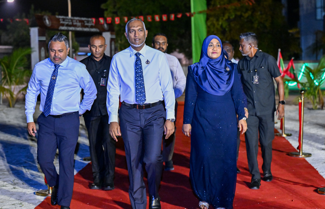 ރ. ދުވާފަރުގައި ރޭ ބޭއްވި މި އަހަރުގެ މަސްވެރިންގެ ދުވަހުގެ ރަސްމީ ޖަލްސާއަށް ރައީސް ޑރ. މުހައްމަދު މުއިއްޒުގެ ދެކަނބަލުން ވަޑައިގަންނަވަނީ.-- ފޮޓޯ: ރައީސް އޮފީސް