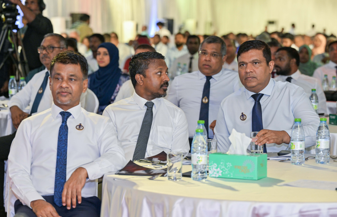 ރ. ދުވާފަރުގައި ރޭ ބޭއްވި މި އަހަރުގެ މަސްވެރިންގެ ދުވަހުގެ ރަސްމީ ޖަލްސާގައި ސަރުކާރުގެ ބައެއް އިސްވެރިންނާއި މިނިސްޓަރުން ބައިވެރިވެވަޑައިގަންނަވަނީ.-- ފޮޓޯ: ރައީސް އޮފީސް