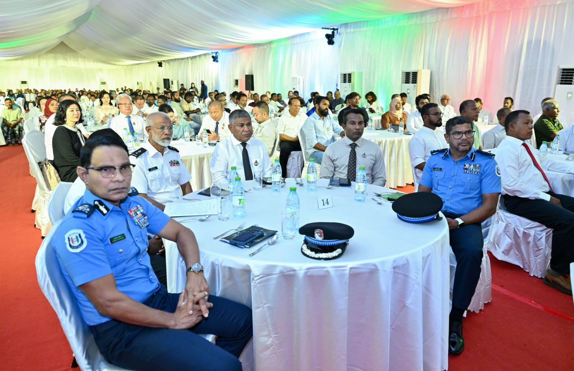 ރ. ދުވާފަރުގައި ރޭ ބޭއްވި މި އަހަރުގެ މަސްވެރިންގެ ދުވަހުގެ ރަސްމީ ޖަލްސާ ސަރުކާރުގެ މުވައްސަސާތަކުގެ ވެރިން ބައިވެރިވަނީ.-- ފޮޓޯ: ރައީސް އޮފީސް