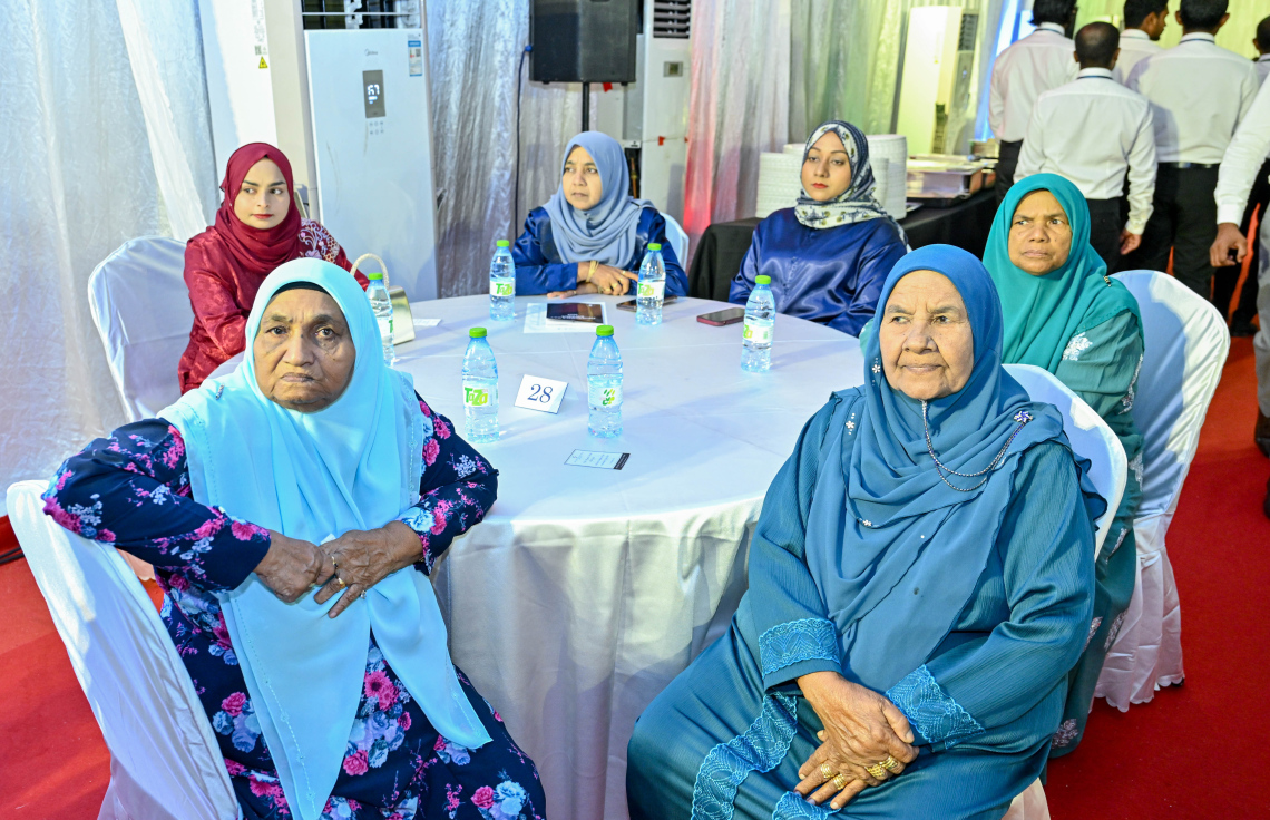 ރ. ދުވާފަރުގައި ރޭ ބޭއްވި މި އަހަރުގެ މަސްވެރިންގެ ދުވަހުގެ ރަސްމީ ޖަލްސާގައި ބައިވެރިވި ބައެއް މީހުން.-- ފޮޓޯ: ރައީސް އޮފީސް