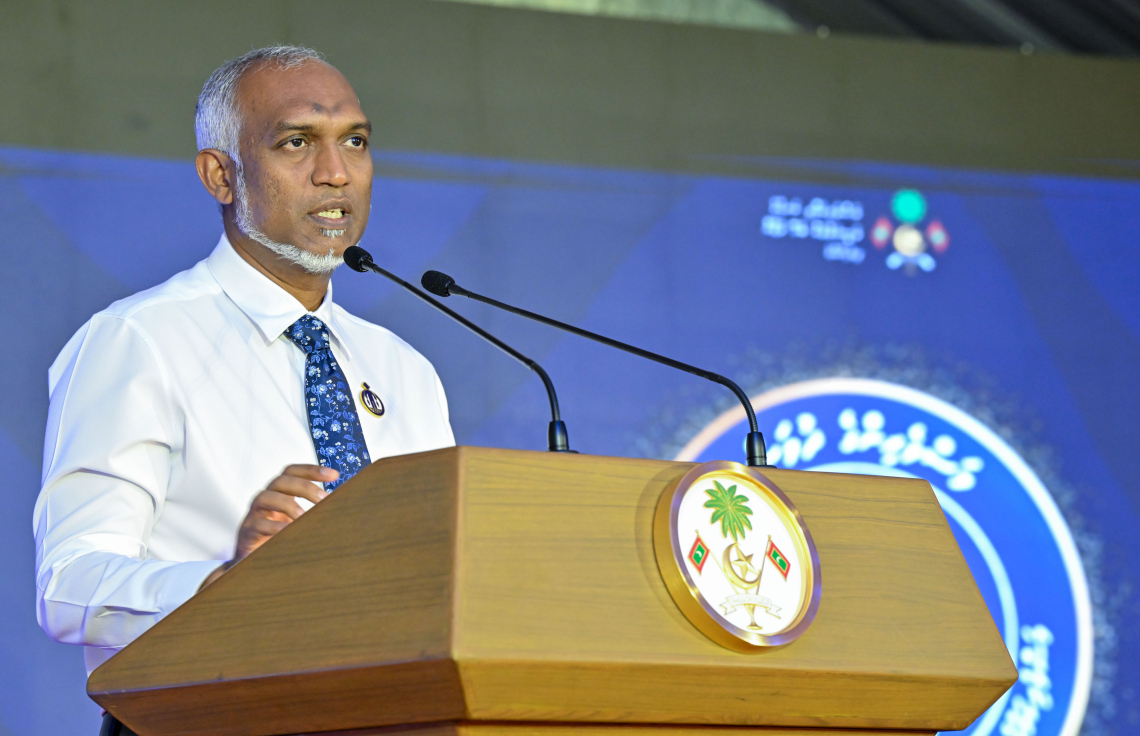 ރ. ދުވާފަރުގައި ރޭ ބޭއްވި މި އަހަރުގެ މަސްވެރިންގެ ދުވަހުގެ ރަސްމީ ޖަލްސާގައި ރައީސް ޑރ. މުހައްމަދު މުއިއްޒު ވާހަކަފުޅު ދައްކަވަނީ.-- ފޮޓޯ: ރައީސް އޮފީސް