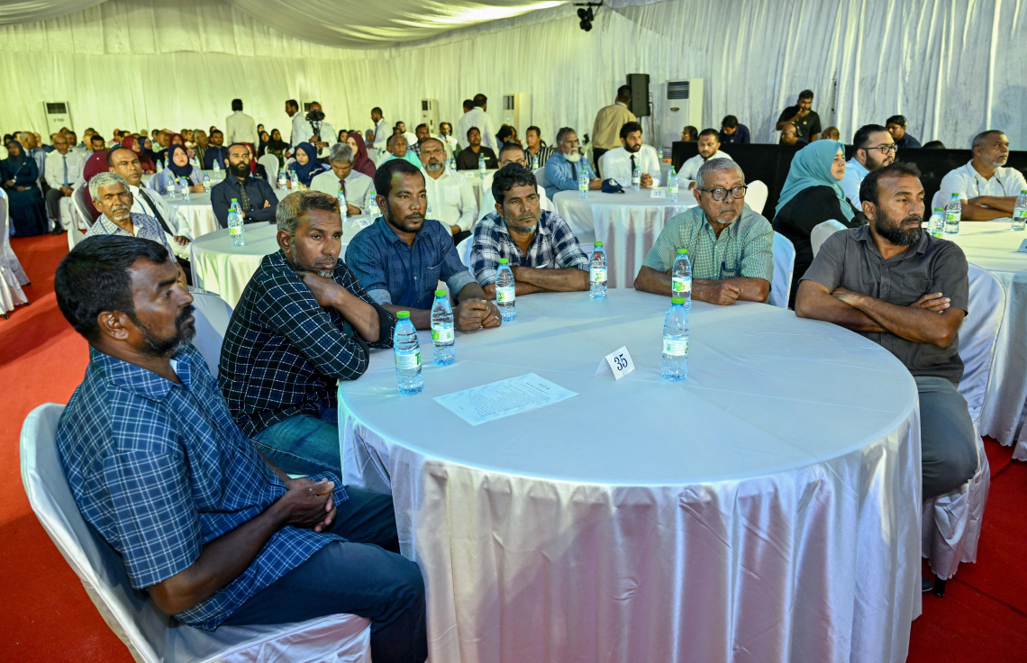 ރ. ދުވާފަރުގައި ރޭ ބޭއްވި މި އަހަރުގެ މަސްވެރިންގެ ދުވަހުގެ ރަސްމީ ޖަލްސާގައި ބައިވެރިވި ބައެއް މީހުން.-- ފޮޓޯ: ރައީސް އޮފީސް