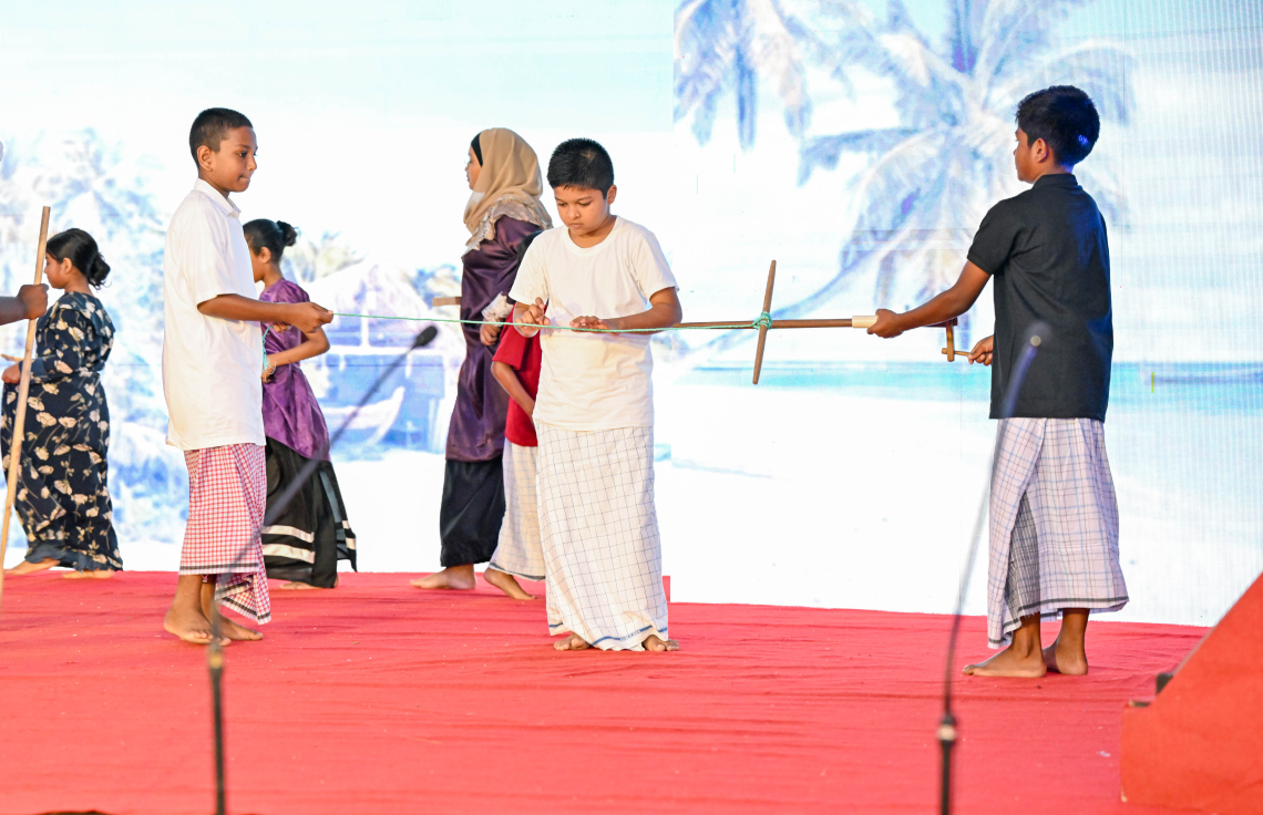 ރ. ދުވާފަރުގައި ރޭ ބޭއްވި މި އަހަރުގެ މަސްވެރިންގެ ދުވަހުގެ ރަސްމީ ޖަލްސާގައި ކުޑަކުދިން މުނިފޫހިފިލުވުމުގެ އައިޓަމެއް ހުށަހަޅައިދެނީ .-- ފޮޓޯ: ރައީސް އޮފީސް