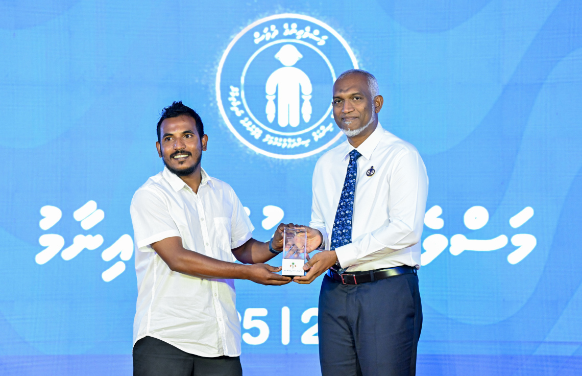 ރ. ދުވާފަރުގައި ރޭ ބޭއްވި މި އަހަރުގެ މަސްވެރިންގެ ދުވަހުގެ ރަސްމީ ޖަލްސާގައި ރައީސް ޑރ. މުހައްމަދު މުއިއްޒު މީހަކަށް ހަނދާނީ ފިލައެއް ދެއްވަނީ --- ފޮޓޯ: ރައީސް އޮފީސް