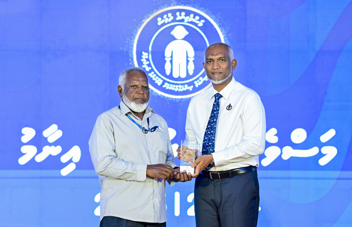 މަސްވެރިންގެ ދުވަސް ފާހަގަކުރަން ދުވާފަރުގައި ރޭ ބޭއްވި ޖަލްސާގައި މަސްވެރިއަކަށް ރައީސް މުއިއްޒު އިނާމު ދެއްވަނީ.---ފޮޓޯ: ރައީސް އޮފީސް