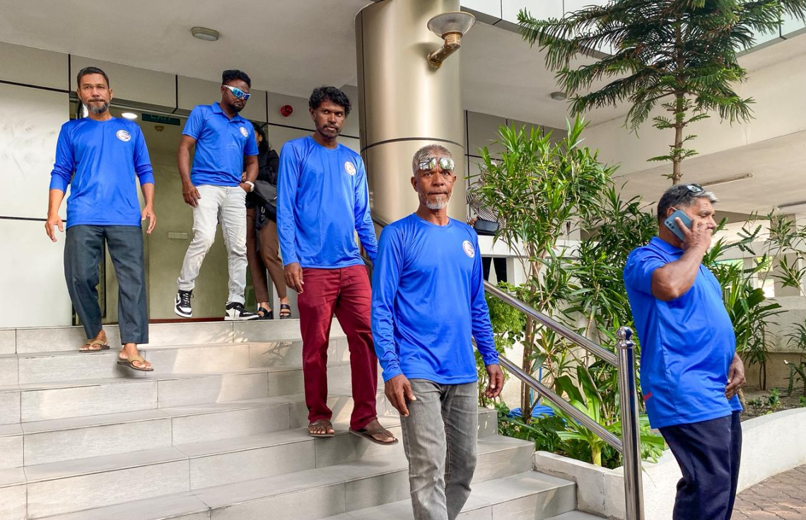 ފިޝަރީޒް މިނިސްޓަރު ޝިޔާމާ އެކު މިއަދު ބޭއްވި ބައްދަލުވުމަށް ފަހު ބޮޑުކަންނެލި މަސްވެރިންގެ ޔޫނިއަންގެ  މީހުން ވެލާނާ ބިލްޑިންގުން ނުކުންނަނީ.---ފޮޓޯ: ފަޔާޒު މޫސާ| މިހާރު