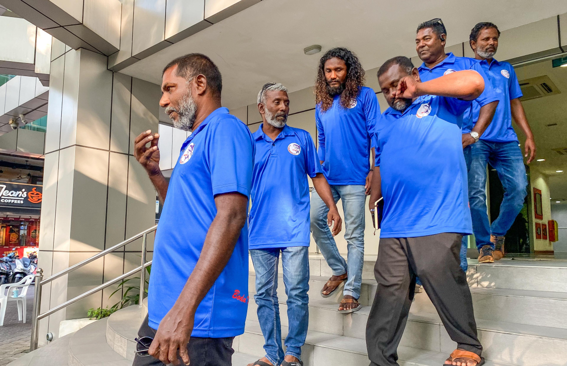 ފިޝަރީޒް މިނިސްޓަރު ޝިޔާމާ އެކު މިއަދު ބޭއްވި ބައްދަލުވުމަށް ފަހު ބޮޑުކަންނެލި މަސްވެރިންގެ ޔޫނިއަންގެ އިސް ބޭފުޅުން ވެލާނާ ބިލްޑިންގެ ބޭރުގައި.---ފޮޓޯ: ފަޔާޒު މޫސާ| މިހާރު