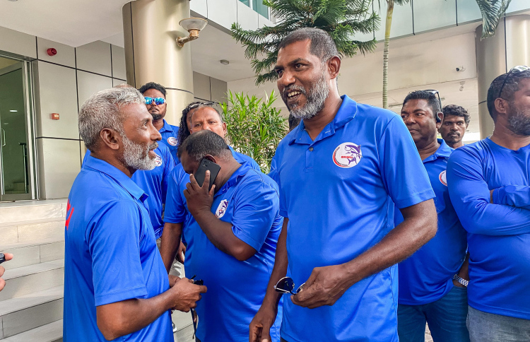 ފިޝަރީޒް މިނިސްޓަރު ޝިޔާމާ އެކު މިއަދު ބޭއްވި ބައްދަލުވުމަށް ފަހު ބޮޑުކަންނެލި މަސްވެރިންގެ ޔޫނިއަންގެ އިސް ބޭފުޅުން ވެލާނާ ބިލްޑިންގެ ބޭރުގައި.---ފޮޓޯ: ފަޔާޒު މޫސާ| މިހާރު