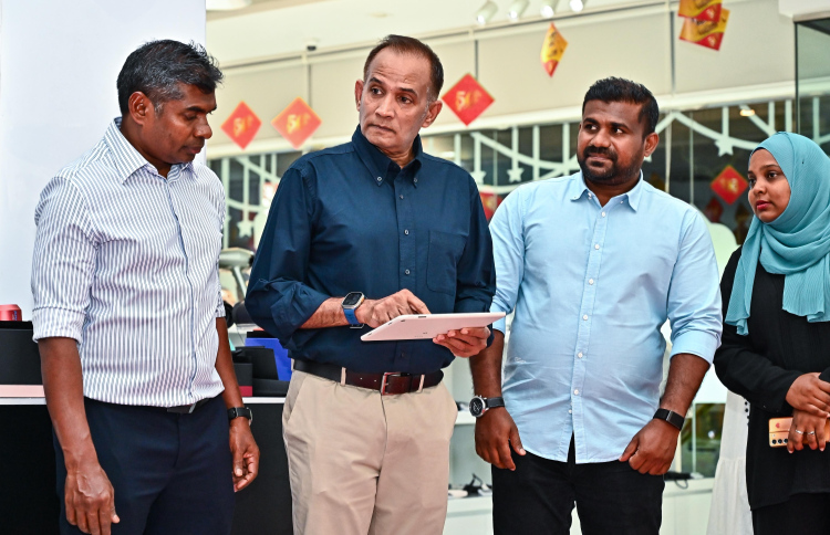 ކުރިއަށް އޮތް ރޯދަމަހަށް ހާއްސަ ކޮށްގެން އެސްޓީއޯ އިން ކުރިއަށް ގެެންދާ "ރަމަޒާން ބާޒާރު" އެ ކުންފުނީގެ ކުރީގެ އެމްޑީ ޝަހީރު މިރޭ އިފުތިތާހު ކޮށްދެއްވާއިރު އަރިހުގައި މިހާރުގެ އެމްޑީ ޝިމާދު (ވ).---ފޮޓޯ: ފަޔާޒު މޫސާ| މިހާރު