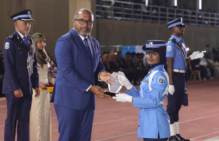 41 ވަނަ ޕޮލިސް އިނީޝަލް ޓްރެއިނިން ކޯހުުގައި ހުރިހާ ގޮތަކުން އެންމެ މޮޅު ދަރިވަރަކަށް ހޮވުނު އިމްޝާ އަބްދުއްލަތީފަށް ހޯމް މިނިސްޓަރު އިހުސާން ރޭ އިނާމު ހަވާލު ކޮށްދެއްވަނީ.---ފޮޓޯ: ޕޮލިސް