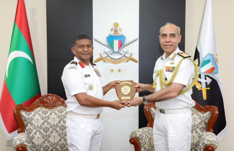 އިންޑިއަން ނޭވީގެ ޑެޕިއުޓީ ޗީފް އޮފް ދަ ނޭވަލް ސްޓާފް ވައިސް އެޑްމިރަލް ތަރޫން ސޮބްޓީ އާއި ދިވެހި ސިފައިންގެ ޗީފް މޭޖާ ޖެނެރަލް އިބްރާހިމް ހިލްމީ، ސިފައިންގެ އިންޓަގްރޭޓެޑް ހެޑްކުއާޓާގައި ބައްދަލުކުރައްވަނީ.