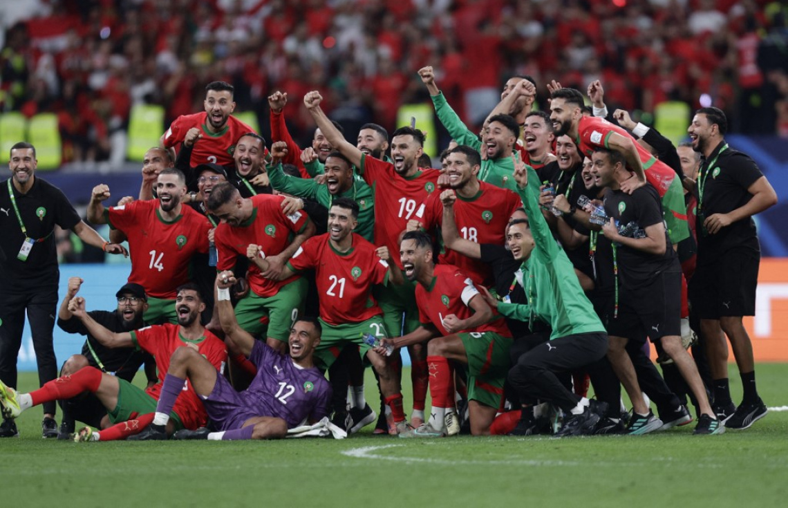 ފައިނަލްގެ ޖާގަ ހޯދުމަށް ފަހު މޮރޮކޯ ޓީމު ކުޅުންތެރިންނާއި ސްޓާފުން.-- ފޮޓޯ: އޭއެފްޕީ