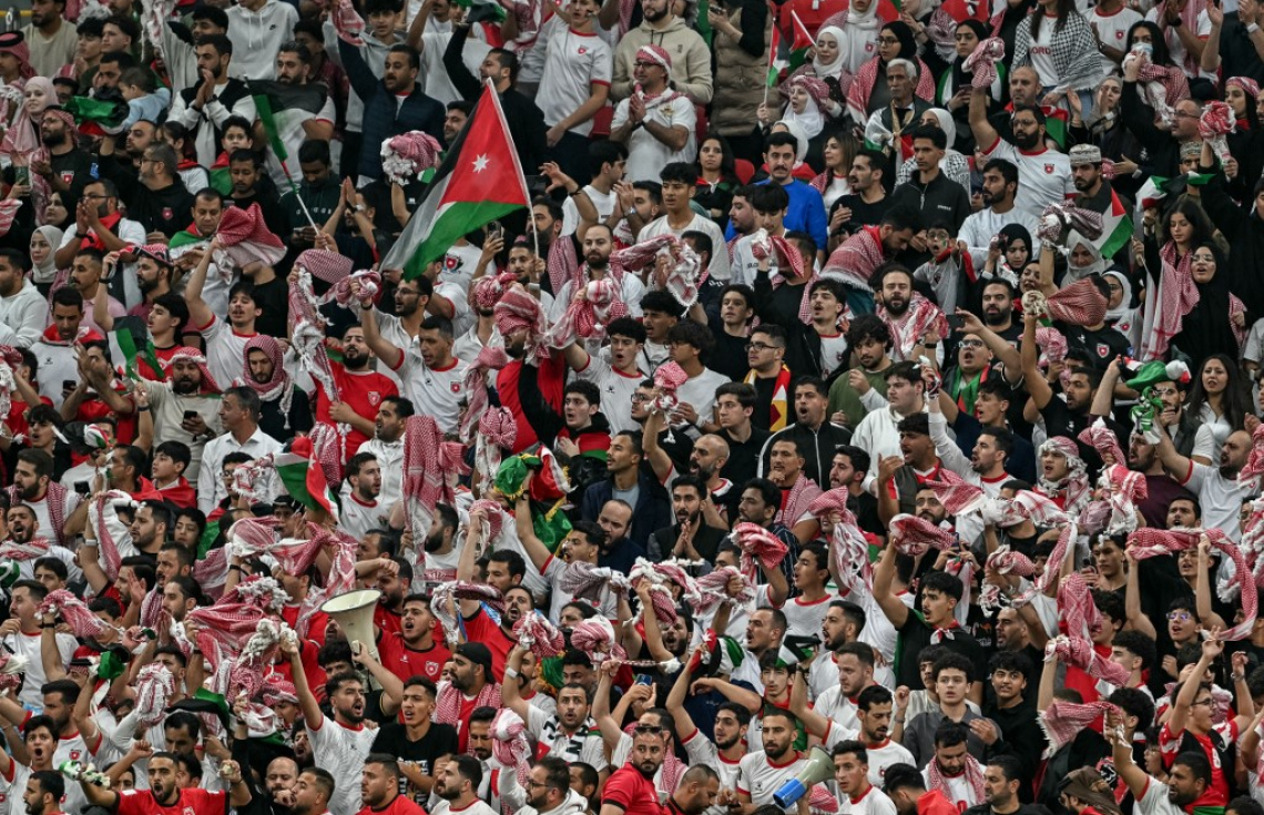 ސައުދީ އަރަބިއްޔާއާ ދެކޮޅަށް ކުޅުނު މެޗުގައި ޖޯޑަންގެ ސަޕޯޓަރުން.-- ފޮޓޯ: އޭއެފްޕީ