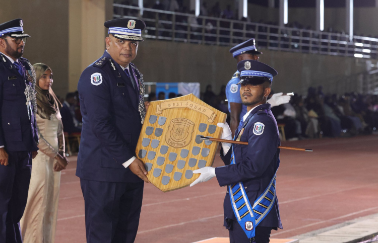 41 ވަނަ ޕޮލިސް އިނީޝަލް ޓްރެއިނިން ކޯހުުން ވަނައަކަށް ހޮވުނު ދަރިވަރަކާ ޕޮލިސް ކޮމިޝަނަރު ނަވީރް ރޭ އިނާމު ހަވާލު ކޮށްދެއްވަނީ.---ފޮޓޯ: ޕޮލިސް