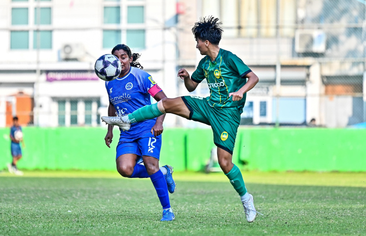 ނިއު އާ ދެކޮޅަށް ކުޅުނު މެޗުގައި މާޒިޔާގެ ނޭޕާލް ކުޅުންތެރިޔާ ދީޕާ ޝާހީ ބޯޅަ ކުރިއަށް ފޮނުވާލަނީ.-- ފޮޓޯ: ފަޔާޒް މޫސާ | މިހާރު