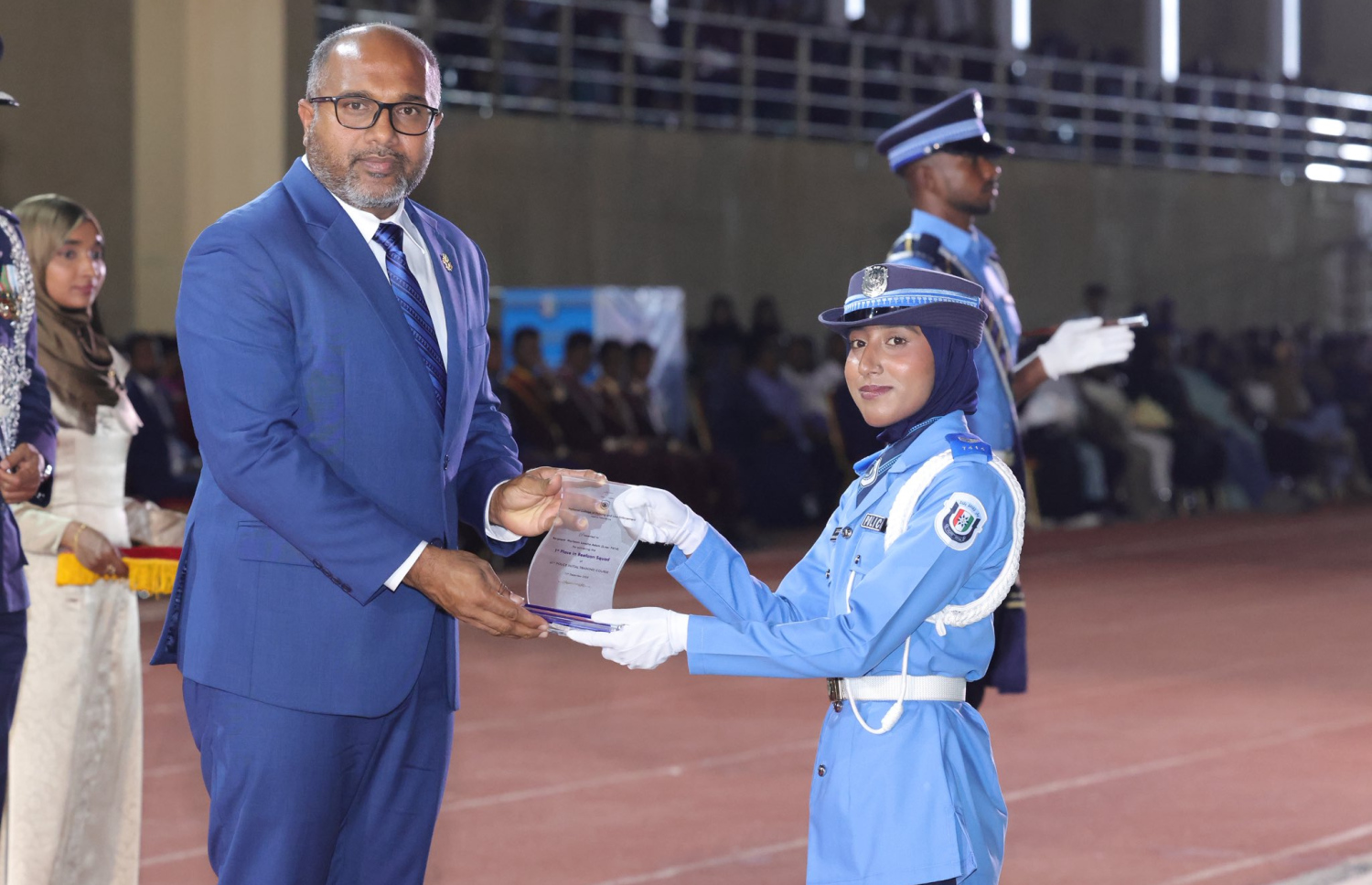 ފުލުހުންގެ 41 ވަނަ އަސާސީ ތަމްރީން ކޯހުގެ ބީފާން ސްކޮޑުން އެއް ވަނަ ހޯދި ސާޖަންޓް މަރިޔަމް އާދަމް އަށް ހޯމް މިނިސްޓަރު އަލީ އިހުސާން ޓްރޮފީ ހަވާލުކުރައްވަނީ. -- ފޮޓޯ: ޕޮލިސް