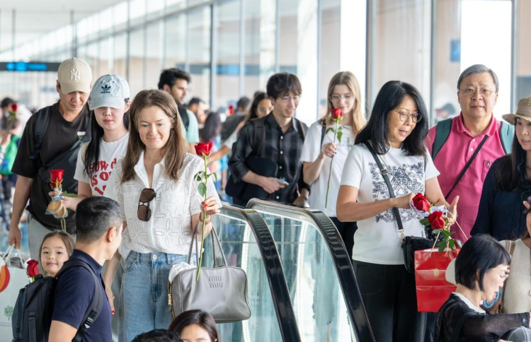 ވީއައިއޭގެ އާ ޓާމިނަލްގައި މިއަދު ހިދުމަތް ދޭން ފެށި ސިންގަޕޯ އެއާލައިންސްގެ ފުރަތަމަ ފްލައިޓް އެއާބަސް 350ގެ ފްލައިޓުން އައި ފަސިންޖަރުންނަށް މަރުހަބާ ކިޔަނީ.---ފޮޓޯ: އެމްއޭސީއެލް