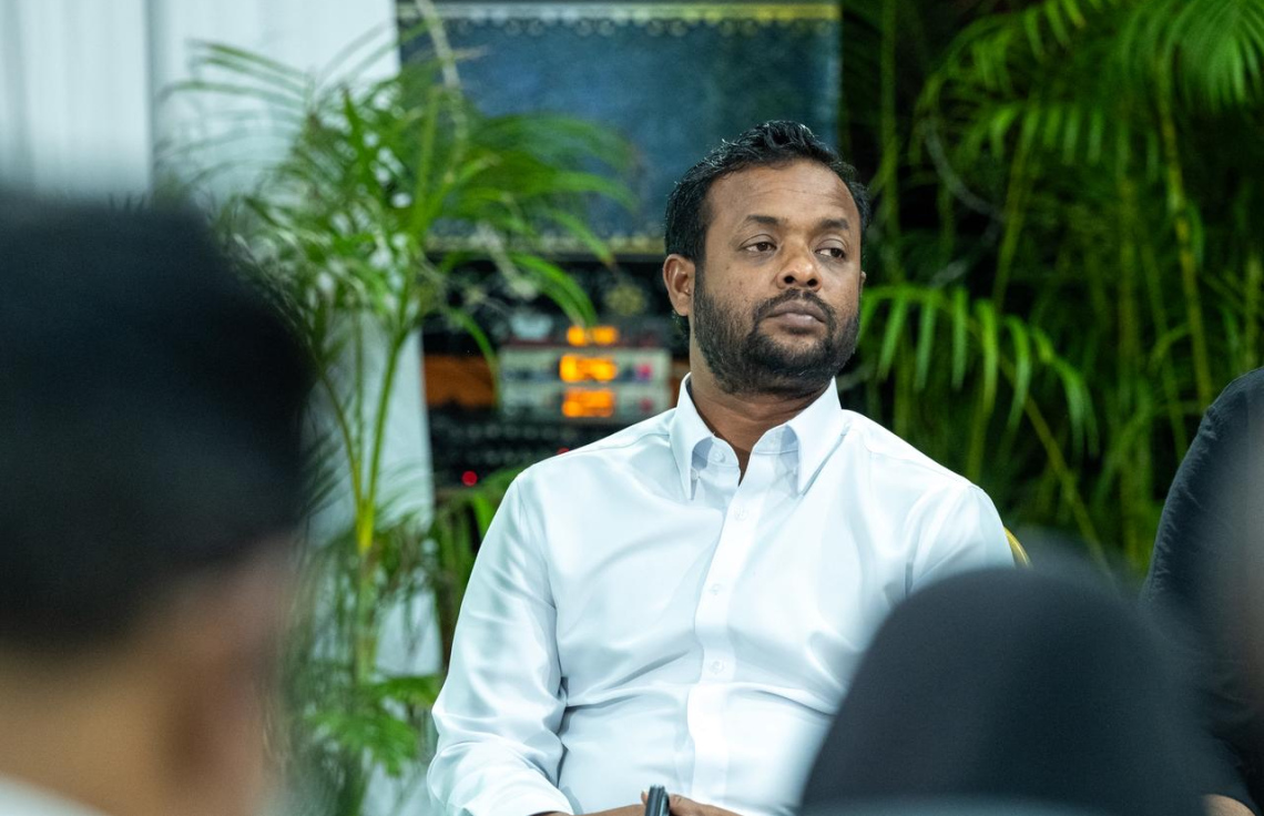 ރައީސް ޑރ. މުހައްމަދު މުއިއްޒު ގަލޮޅުގެ ރައްޔިތުންނާ ބައްދަލުކުރެއްވުމަށް ބޭއްވި ޖަލްސާގައި ހައުސިން މިނިސްޓަރު ޑރ. އަބްދުﷲ މުއްތަލިބް.-- ފޮޓޯ: ނިޝާން އަލީ | މިހާރު