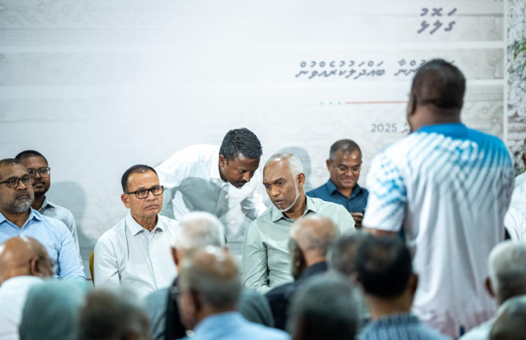 ރައީސް ޑރ. މުހައްމަދު މުއިއްޒު ގަލޮޅުގެ ރައްޔިތުންނާ ބައްދަލުކުރެއްވުމަށް ބޭއްވި ޖަލްސާ.-- ފޮޓޯ: ނިޝާން އަލީ | މިހާރު