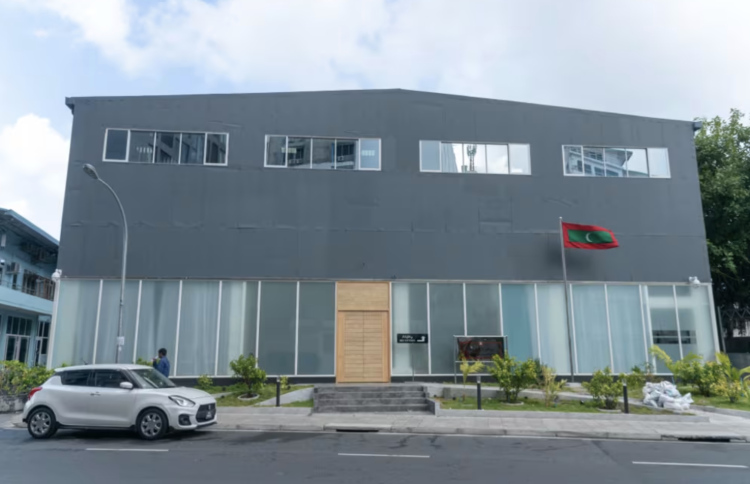 ސައުދީ އެމްބަސީގެ ފުރާޅުމައްޗަށް އެރި މީހަކު ހައްޔަރު