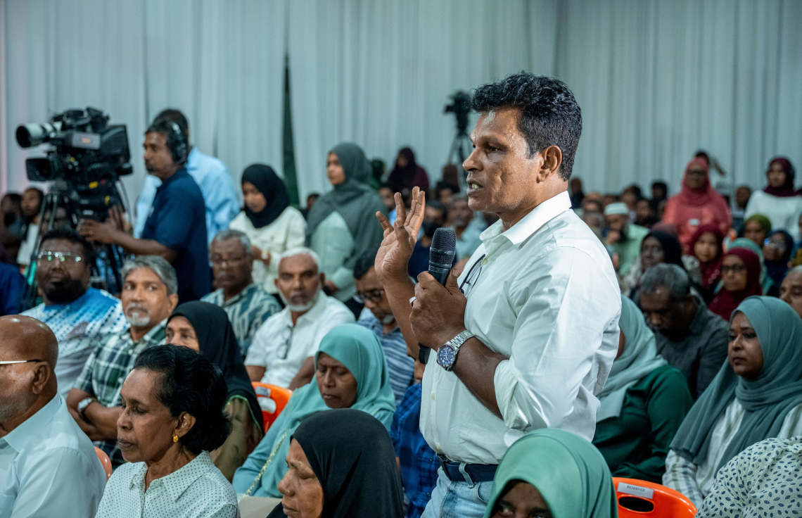 ގަލޮޅުގެ ރައްޔިތުންނާ ބައްދަލުކުރައްވަން ރައީސް މުއިއްޒު ބޭއްވެވި ބައްދަލުވުމުގައި އާންމުންގެ މީހަކު ސުވާލުކުރަނީ -- ފޮޓޯ: ނިޝާން އަލީ | މިހާރު