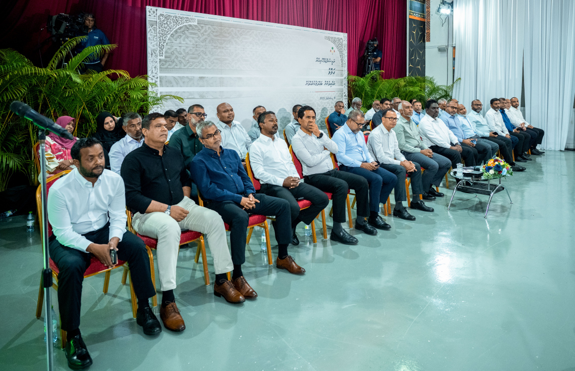 ގަލޮޅުގެގެ ރައްޔިތުންނާ ބައްދަލު ކުރެއްވުމަށް ބޭއްވި ޖަލްސާގައި ރައީސް ޑރ މުހައްމަދު މުއިއްޒާއި ވަޒީރުން ބައިވެރިވެ ވަޑައިގަންނަވަނީ -- ފޮޓޯ:ނިޝާން އަލީ | މިހާރު