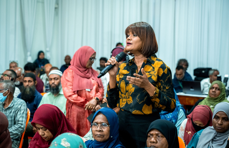 ރައީސް ޑރ. މުހައްމަދު މުއިއްޒު ގަލޮޅުގެ ރައްޔިތުންނާ ބައްދަލުކުރައްވަން ބޭއްވި ޖަލްސާގައި ރާއްޖޭގެ ޓިކްޓޮކްގައި މަޝްހޫރު އާމިނަތު އިރާޝާ (ފެރޯ ސިސް) ވާހަކަދައްކަނީ.-- ފޮޓޯ: ނިޝާން އަލީ | މިހާރު