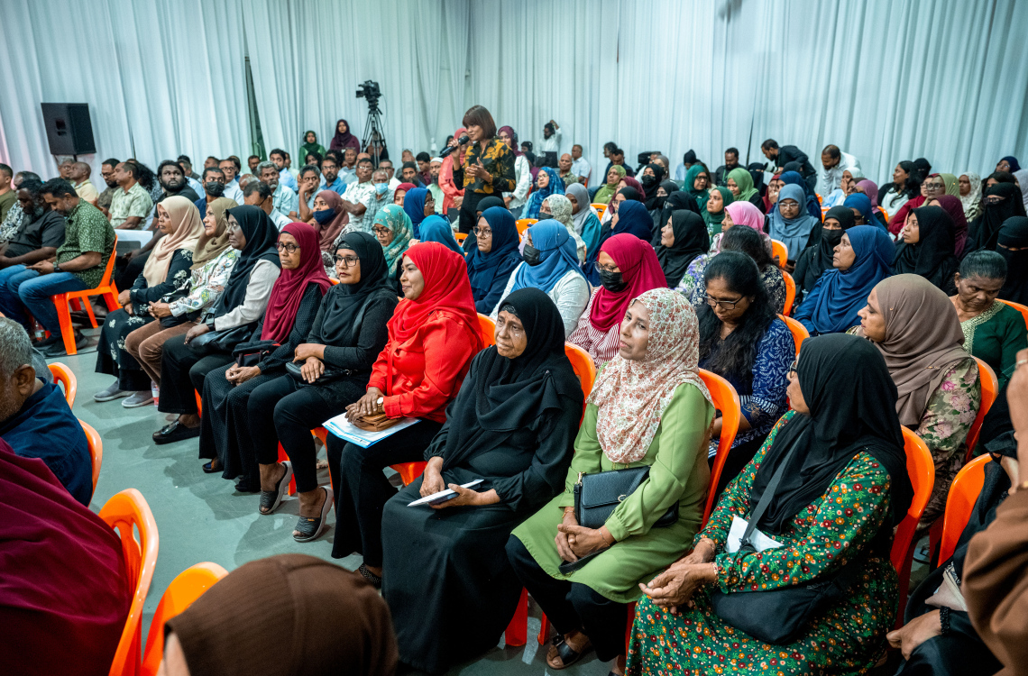 ރައީސް މުއިއްޒު ގަލޮޅުގެ ރައްޔިތުންނާ ބައްދަލުކުރައްވަން ބޭއްވި ބައްދަލުވުމުގައި ގަލޮޅަށް ނިސްބަތްވާ ބައެއް ރައްޔިތުން ބައިވެރިވަނީ -- ފޮޓޯ: ނިޝާން އަލީ | މިހާރު