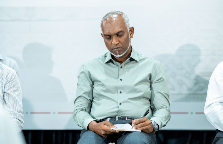 ގަލޮޅުގެ ރައްޔިތުންނާ ބައްދަލުކުރައްވަން ރައީސް މުއިއްޒު ބޭއްވެވި ބައްދަލުވުމުގައި އާންމުންގެ ސުވާލުތައް ރައީސް ނޯޓްކުރައްވަނީ .---ފޮޓޯ: ނިޝާން އަލީ | މިހާރު