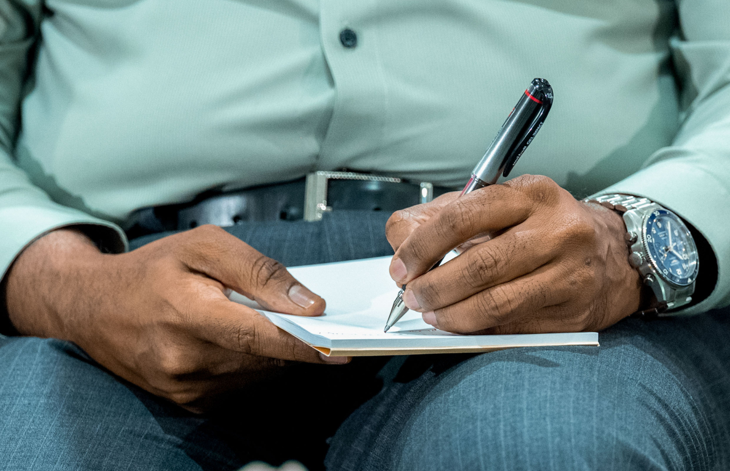 ރައީސް ޑރ. މުހައްމަދު މުއިއްޒު ގަލޮޅުގެ ރައްޔިތުންނާ ބައްދަލުކުރައްވަން ބޭއްވި ޖަލްސާގައި އާންމުންގެ ސުވާލުތައް ރައީސް ނޯޓްކުރައްވަނީ.-- ފޮޓޯ: ނިޝާން އަލީ | މިހާރު