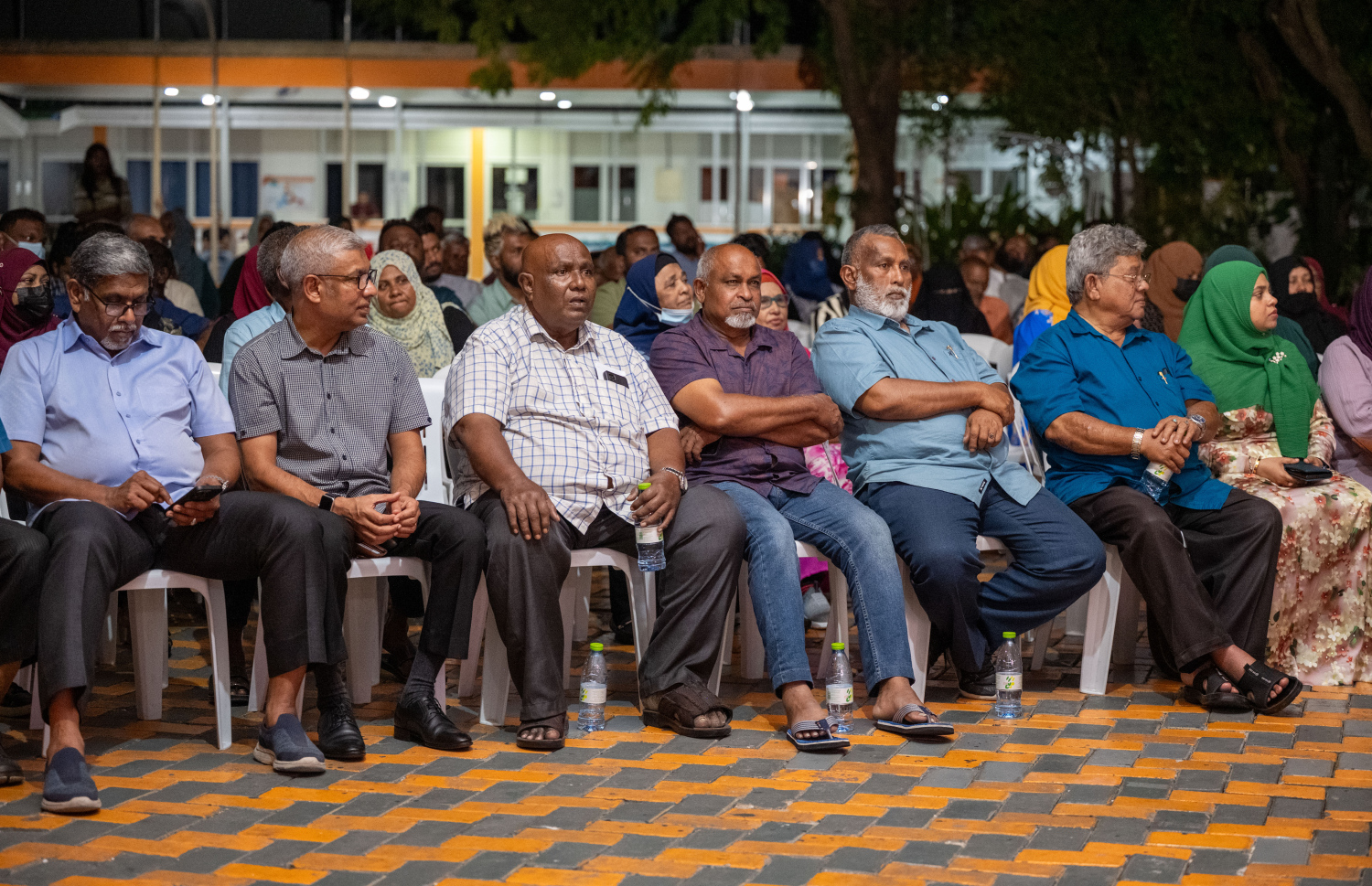 ރައީސް ޑރ. މުހައްމަދު މުއިއްޒު ގަލޮޅުގެ ރައްޔިތުންނާ ބައްދަލުކުރައްވަން ބޭއްވި ބައްދަލުވުމުގައި ގަލޮޅުގެ ބައެއް ރައްޔިތުން ބައިވެރިވަނީ.-- ފޮޓޯ: ނިޝާން އަލީ | މިހާރު