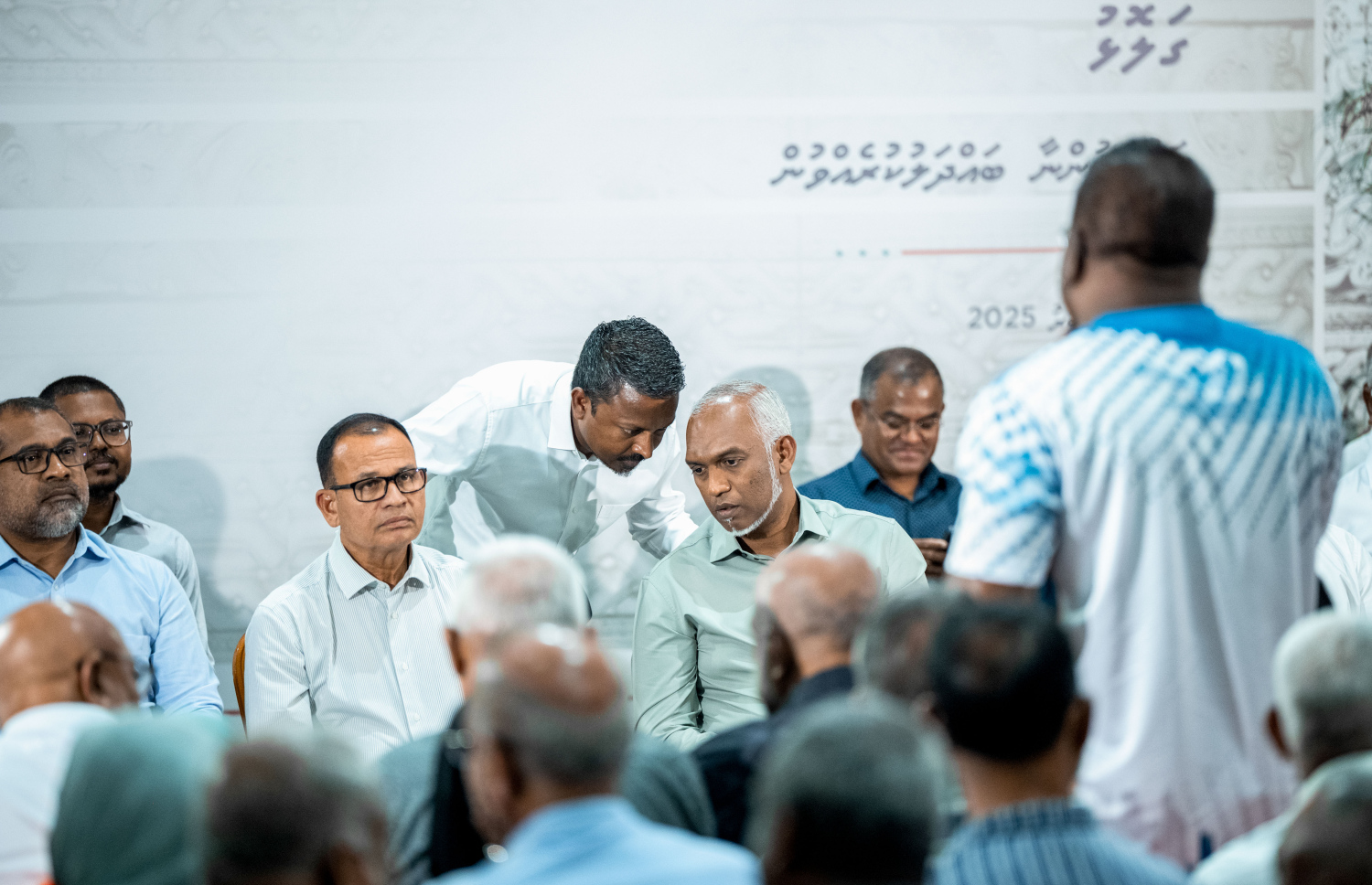 ރައީސް ޑރ. މުހައްމަދު މުއިއްޒު ގަލޮޅުގެ ރައްޔިތުންނާ ބައްދަލުކުރައްވަން ބޭއްވި ޖަލްސާގައި އެމަނިކުފާނާއި ބަންޑާރަނައިބު އަހްމަދު އުޝާމް ވާހަކަދައްކަވަނީ.-- ފޮޓޯ: ނިޝާން އަލީ | މިހާރު