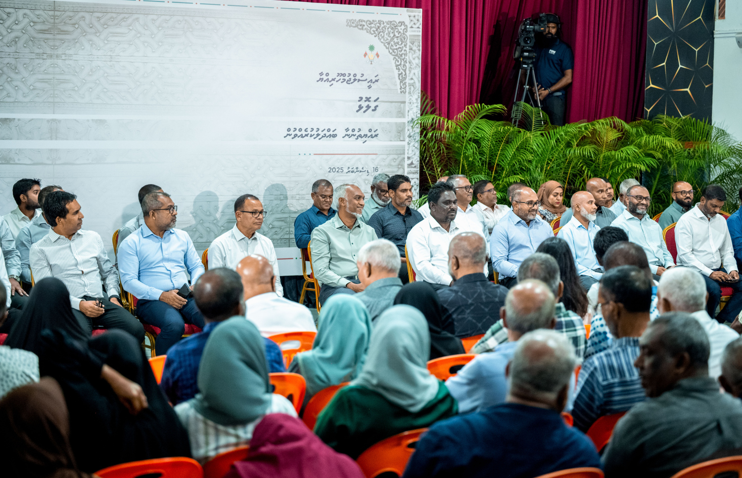 ގަލޮޅުގެ ރައްޔިތުންނާ ބައްދަލު ކުރެއްވުމަށް ބޭއްވި ޖަލްސާގައި ރައީސް ޑރ. މުހައްމަދު މުއިއްޒާއި ބައެއް ވަޒީރުން ބައިވެރިވެ ވަޑައިގަންނަވަނީ. -- ފޮޓޯ:ނިޝާން އަލީ | މިހާރު