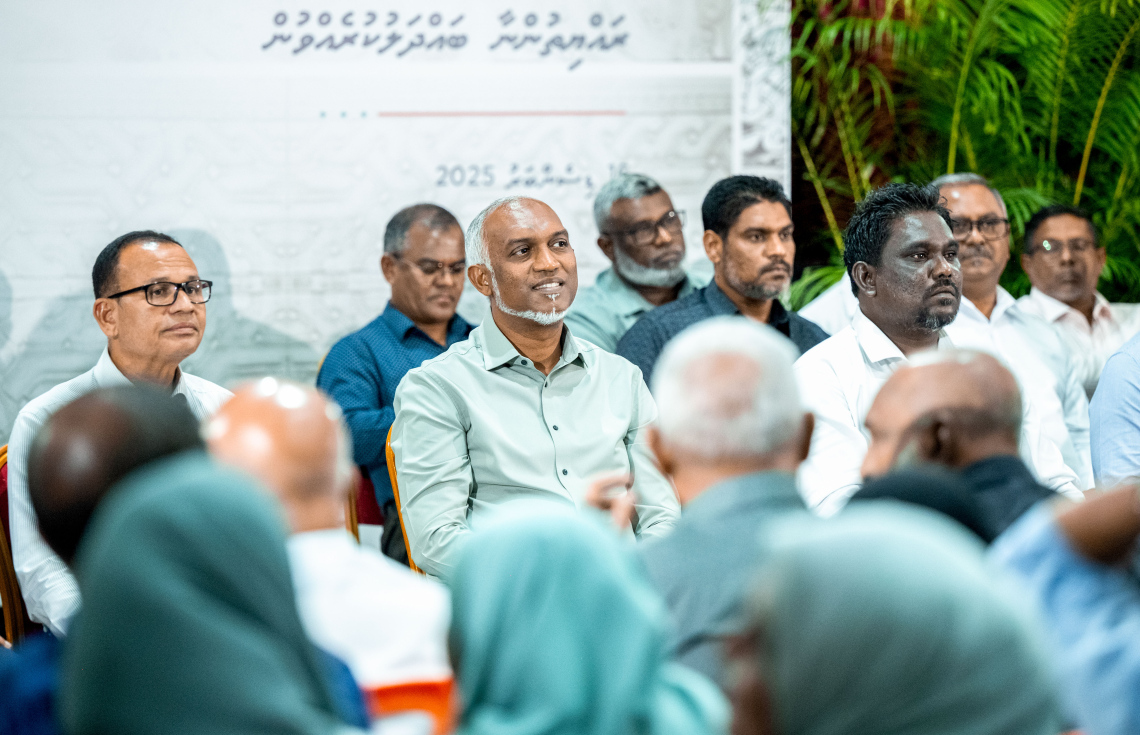 ގަލޮޅުގެ ރައްޔިތުންނާ ބައްދަލުކުރައްވަން ރައީސް މުއިއްޒު ބޭއްވެވި ބައްދަލުވުމުގައި އާންމުންގެ ސުވާލުތައް އެ މަނިކުފާނު އަޑުއައްސަވަނީ.-- ފޮޓޯ: ނިޝާން އަލީ | މިހާރު