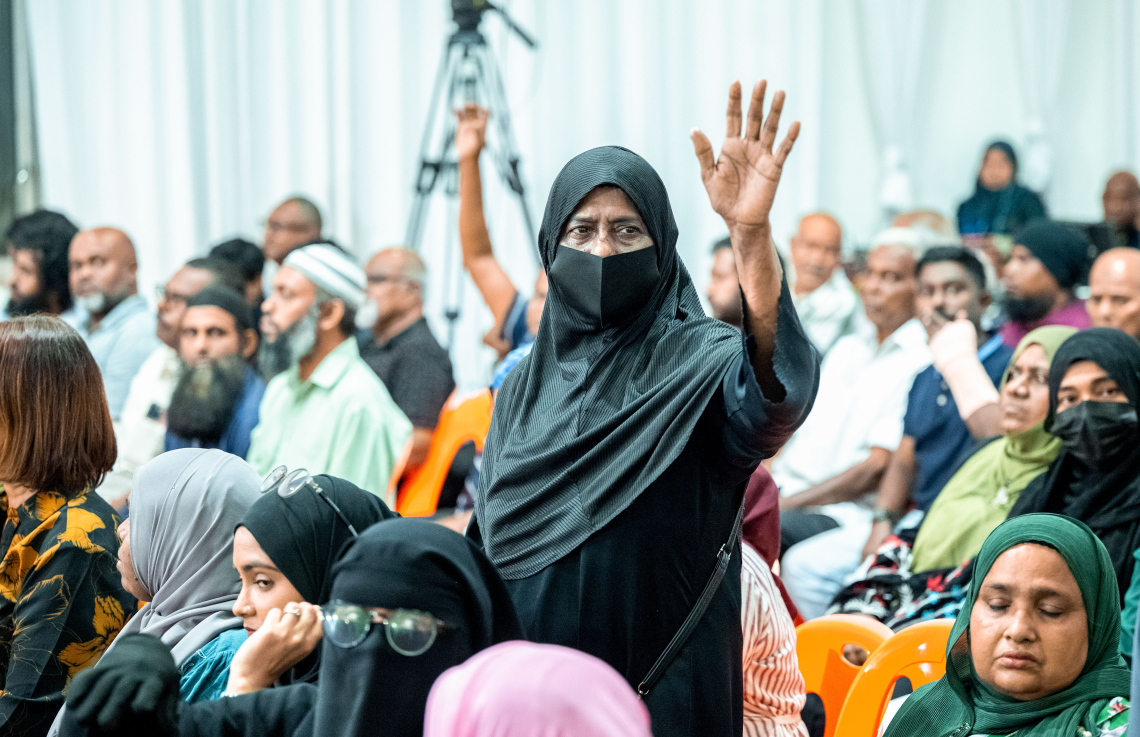 ގަލޮޅުގެ ރައްޔިތުންނާ ބައްދަލުކުރައްވަން ރައީސް މުއިއްޒު ބޭއްވެވި ބައްދަލުވުމުގައި އާންމުންގެ މީހަކު ސުވާލުކުރަނީ -- ފޮޓޯ: ނިޝާން އަލީ | މިހާރު