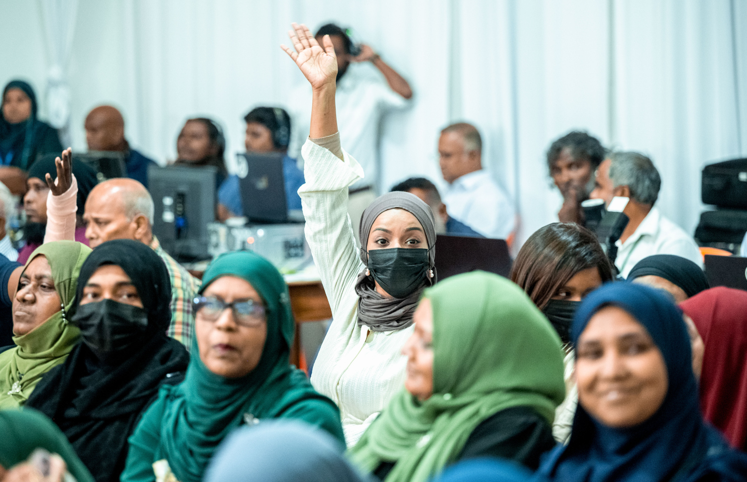 ރައީސް ޑރ. މުހައްމަދު މުއިއްޒު ގަލޮޅުގެ ރައްޔިތުންނާ ބައްދަލުކުރައްވަން ބޭއްވި ޖަލްސާގައި އާންމުން ބައިވެރިވަނީ.-- ފޮޓޯ: ނިޝާން އަލީ | މިހާރު