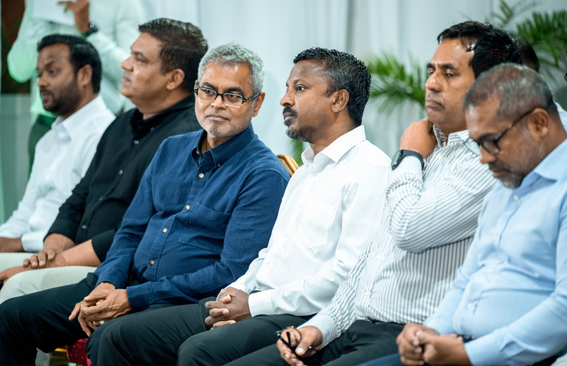 ގަލޮޅުގެގެ ރައްޔިތުންނާ ބައްދަލު ކުރެއްވުމަށް ބޭއްވި ޖަލްސާގައި ވަޒީރުން ބައިވެރިވެވަޑައިގަންނަވަނީ -- ފޮޓޯ: ނިޝާން އަލީ | މިހާރު