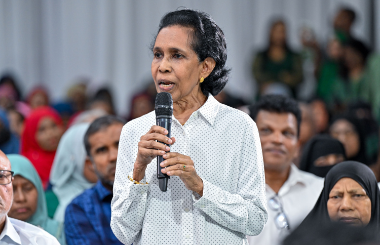 ގިނަ އަހަރުތަކެއް ވަންދެން މިނިސްޓަރުކަން ކުރެއްވި ރާޝިދާ ޔޫސުފް ރޭގެ ޖަލްސާގައި ވާހަކަ ދައްކަވަނީ: އޭނާ ވަނީ ރާއްޖޭގައި ހޯމް ސްކޫލިން ތައާރަފްކޮށްދިނުމަށް އެދިވަޑައިގެންފައި. -- ފޮޓޯ: ރައީސް އޮފީސް